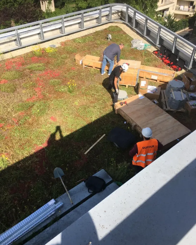 Équipe ELECTROGAZ sur un chantier en toiture-terrasse