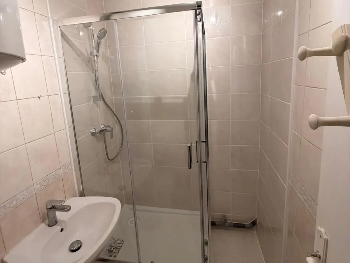 Douche et lavabo installés par ELECTROGAZ, plombier à Aulnay-sous-Bois