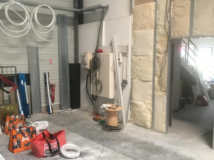Travaux d'électricité dans un local professionnel