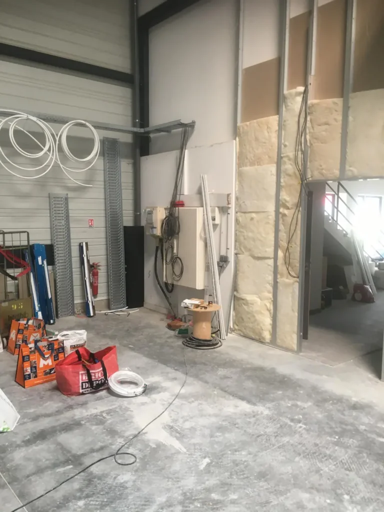 Travaux d'électricité dans un local professionnel