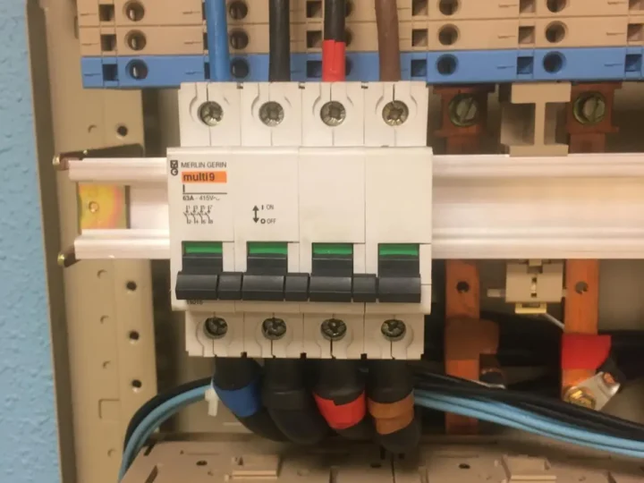 Installation d'un tableau électrique professionnel (photo 3)