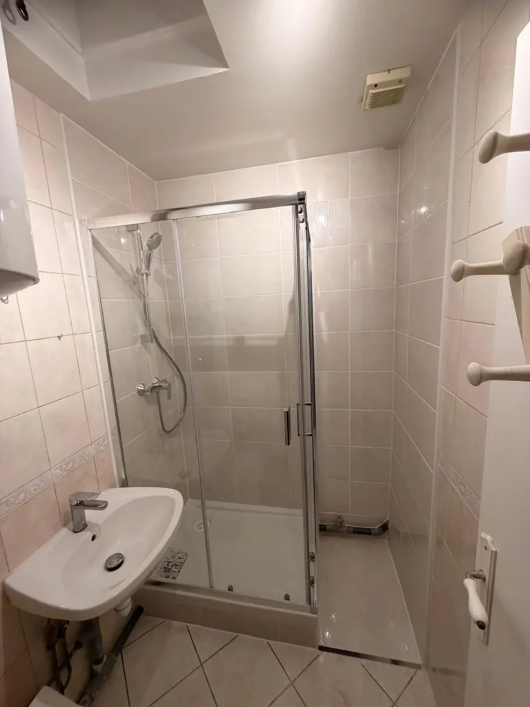 Rénovation complète d'une salle de bain avec douche