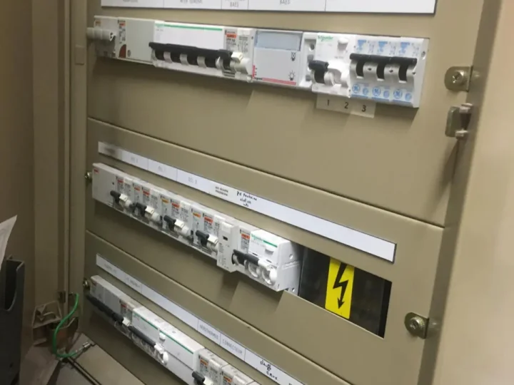 Installation d'un tableau électrique professionnel