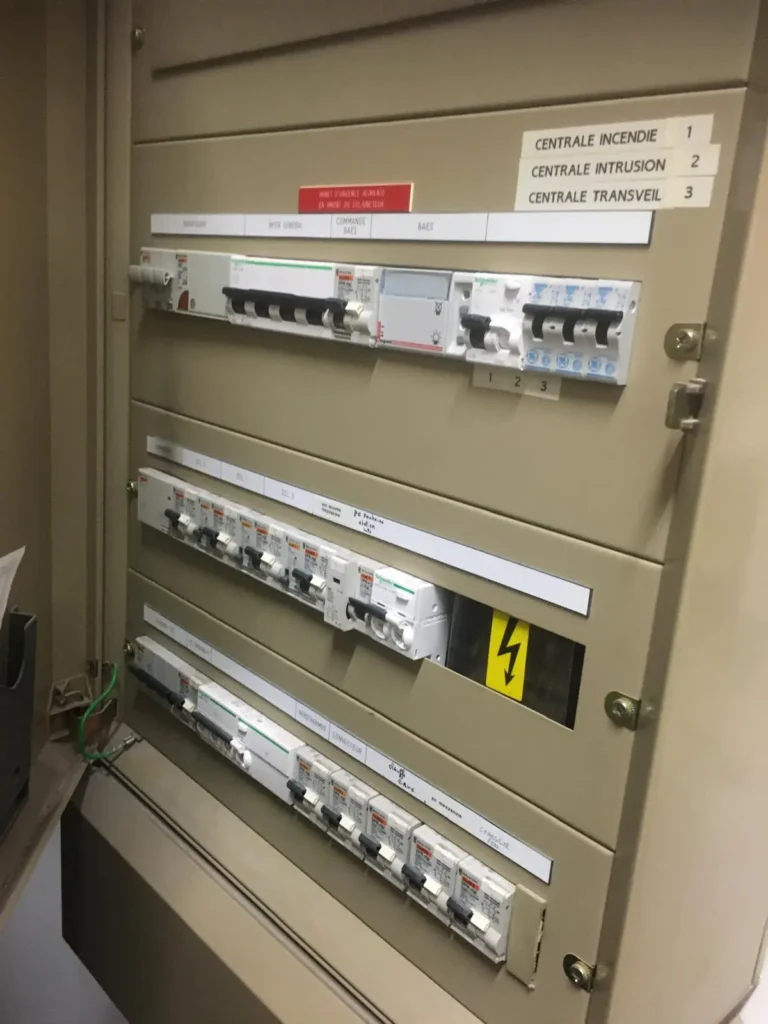 Installation d'un tableau électrique professionnel